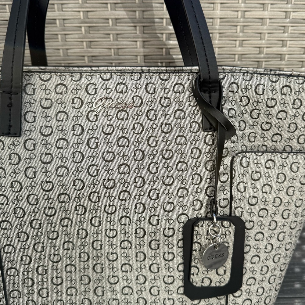 Guess Logo Tote Handbag - New without tags - Picture 2 of 14